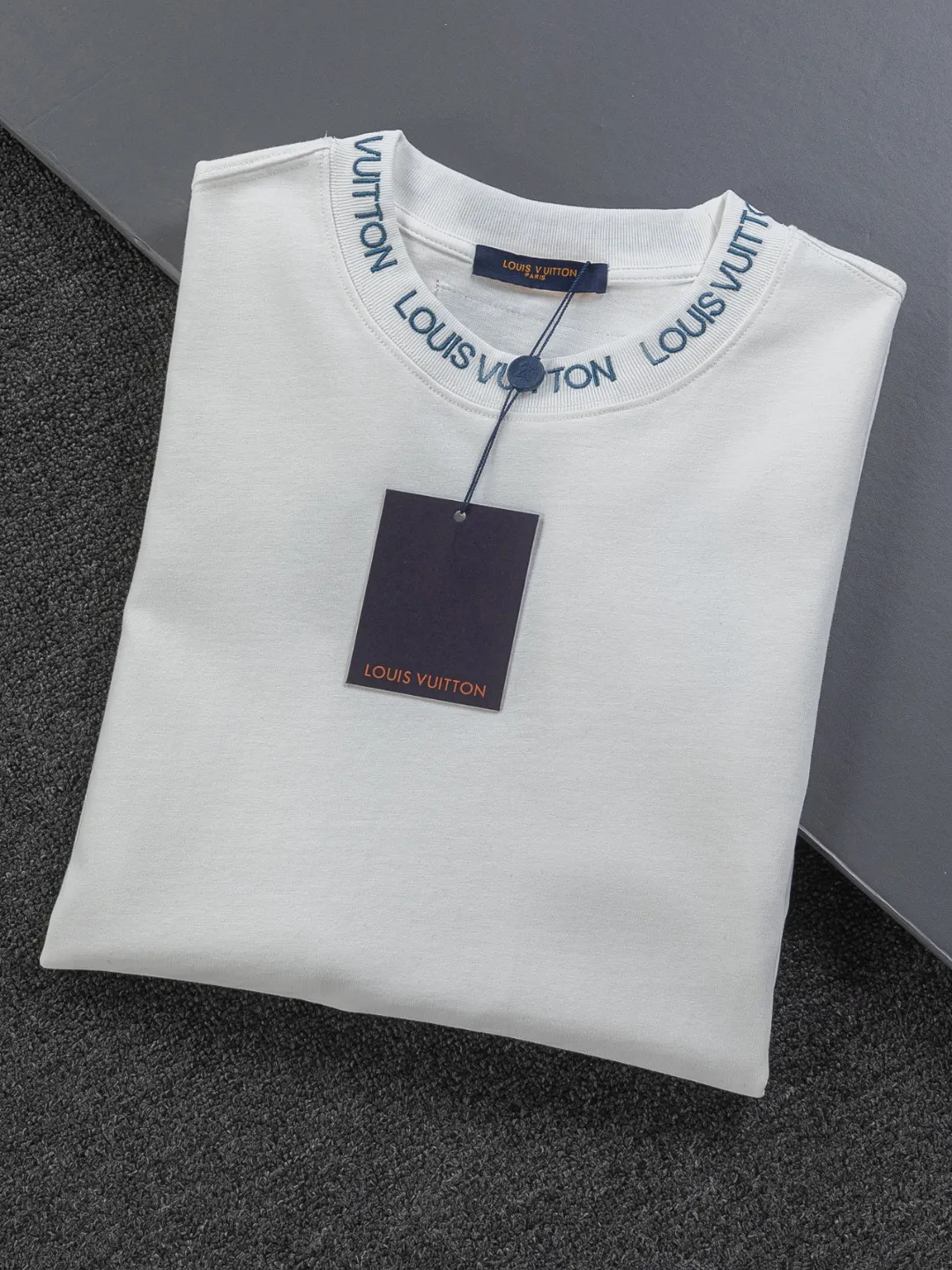 🅿️190 Louis Vuitton 1V LV micro-wide version S-XL LV 26ss new product counters are available at the same time. Multiple craftsmanship, simple letters embroidery on the collar + simple letter logo on the cuffs 🪡 embroidery, round neck short-sleeved T-shirt, same style for men and women! Consigned to one-to-one creation. Synchronized with the official website, pure cotton fabrics at the counter! It is close to the skin and comfortable, durable and easy to wear. It has a classic and simple logo design and meticulous original craftsmanship. Short-sleeves, a must-have item for men, do not appear to be the same for the general public, but must be unique and eye-catching. This LV short-sleeve is all about quality, comfort, the same shape and fashion as always, including fabrics and cutting techniques. All of them have been made with great effort! 320 grams of washed pure cotton fabric, pure cotton is breathable, very refreshing and comfortable for daily wear. The rib knitting on the neckline is smooth and tight, and the neckline will not be skewed if you toss it at will. The loose version, you will find that it looks really good on the upper body. The overall is minimalist and neat, super versatile for daily use! Pair it casually with a pair of pants for a youthful look. A T-shirt will make your outfit crazy. It is a fashionable item that can never go wrong! Color: Black White Size: S-XL Size chart: S: Shoulder width 50-Bust 56-Length 70 M: Shoulder width 52-Bust 57-Length 72 L: Shoulder width 54-Bust 59-Length 74 XL: Shoulder width 56-Bust 62-Length 76